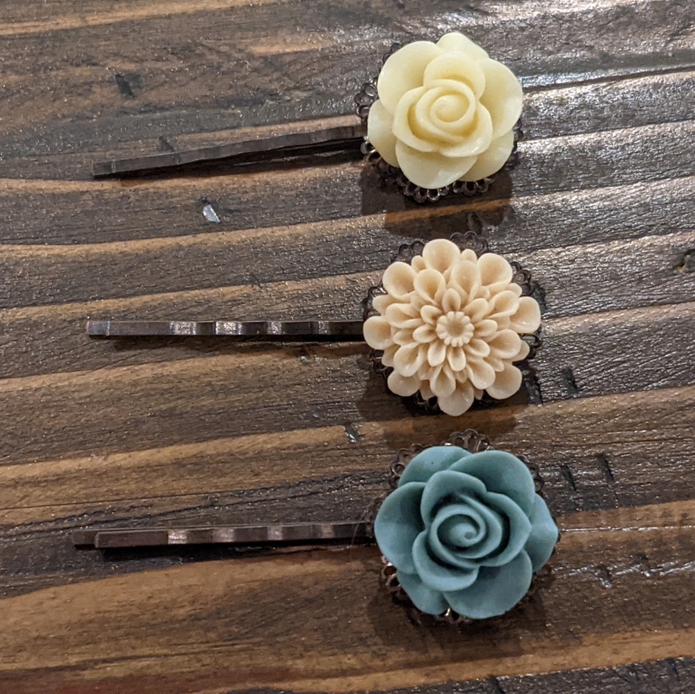 Beautiful 3 piece flower hair clips - Picture 3 of 7